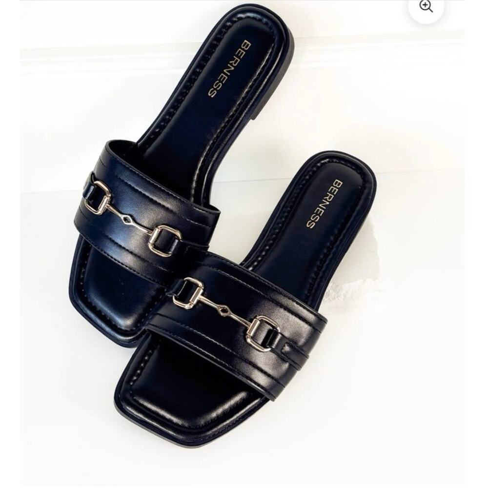 BERNESS
KAMARI SANDAL IN BLACK